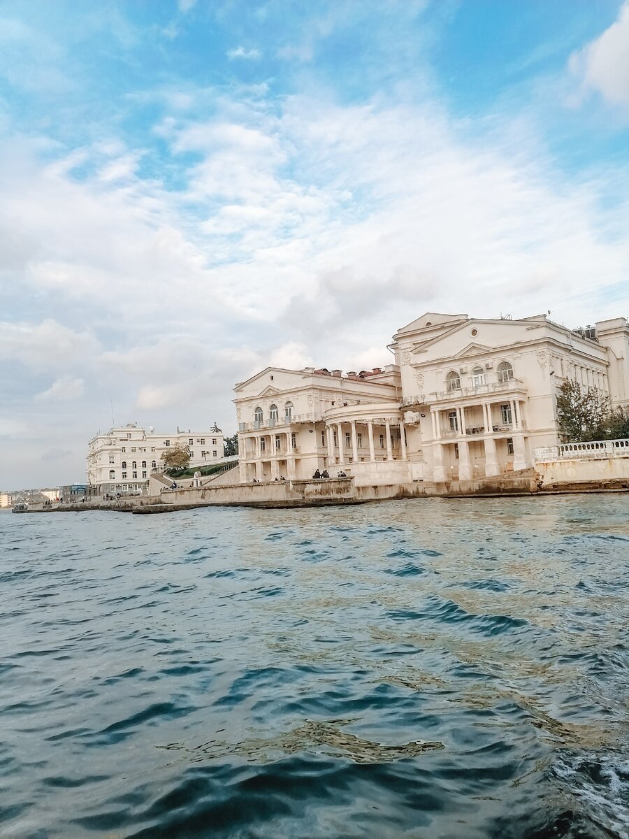 только отплыли от причала