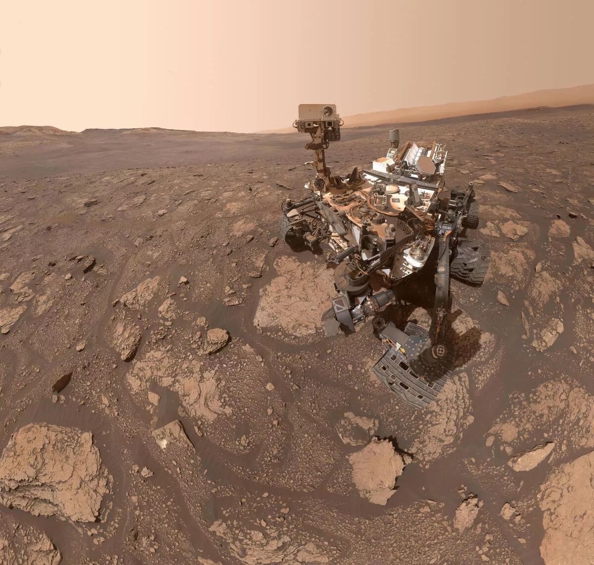 Что такое старость? Марсоход Curiosity сделал селфи, на котором видно как машину потрепала жизнь