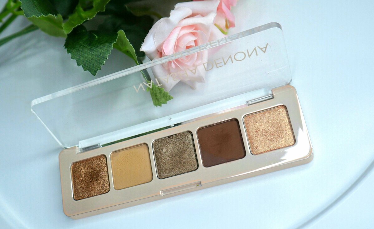 Темные пятнышки на рефилах сбоку бежевого и коричневого - это так падают световые тени. Палетка чистая и не затертая). Просто сразу при фотографировании не заметила, как падает свет