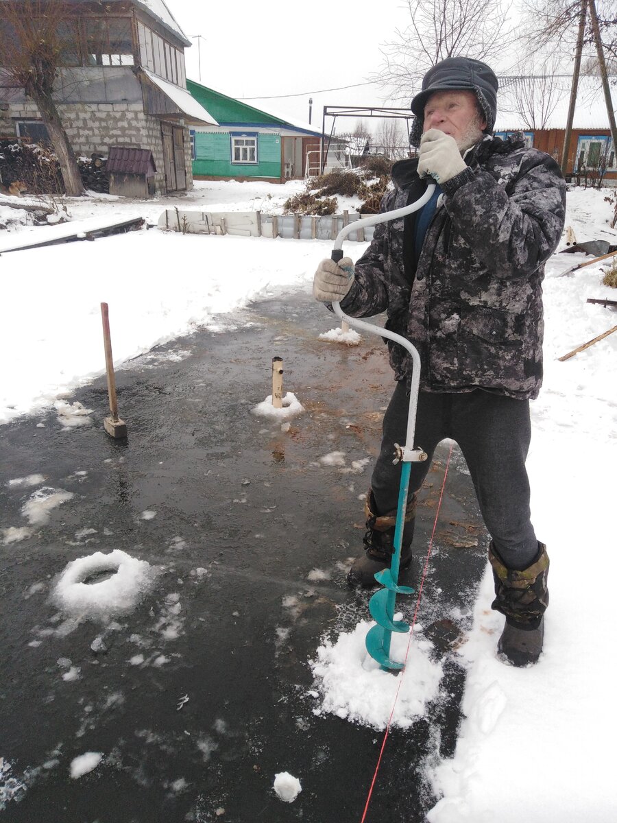 сначала бурим лунки