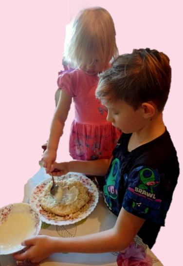 Мы любим нашу бабушку! И на день матери, дети решили ей испечь торт!  С чего начать :  с выпечки коржа, а потом вместе украшать. Как они  месили тесто, осталось за кадром. У мамы была важная работа...