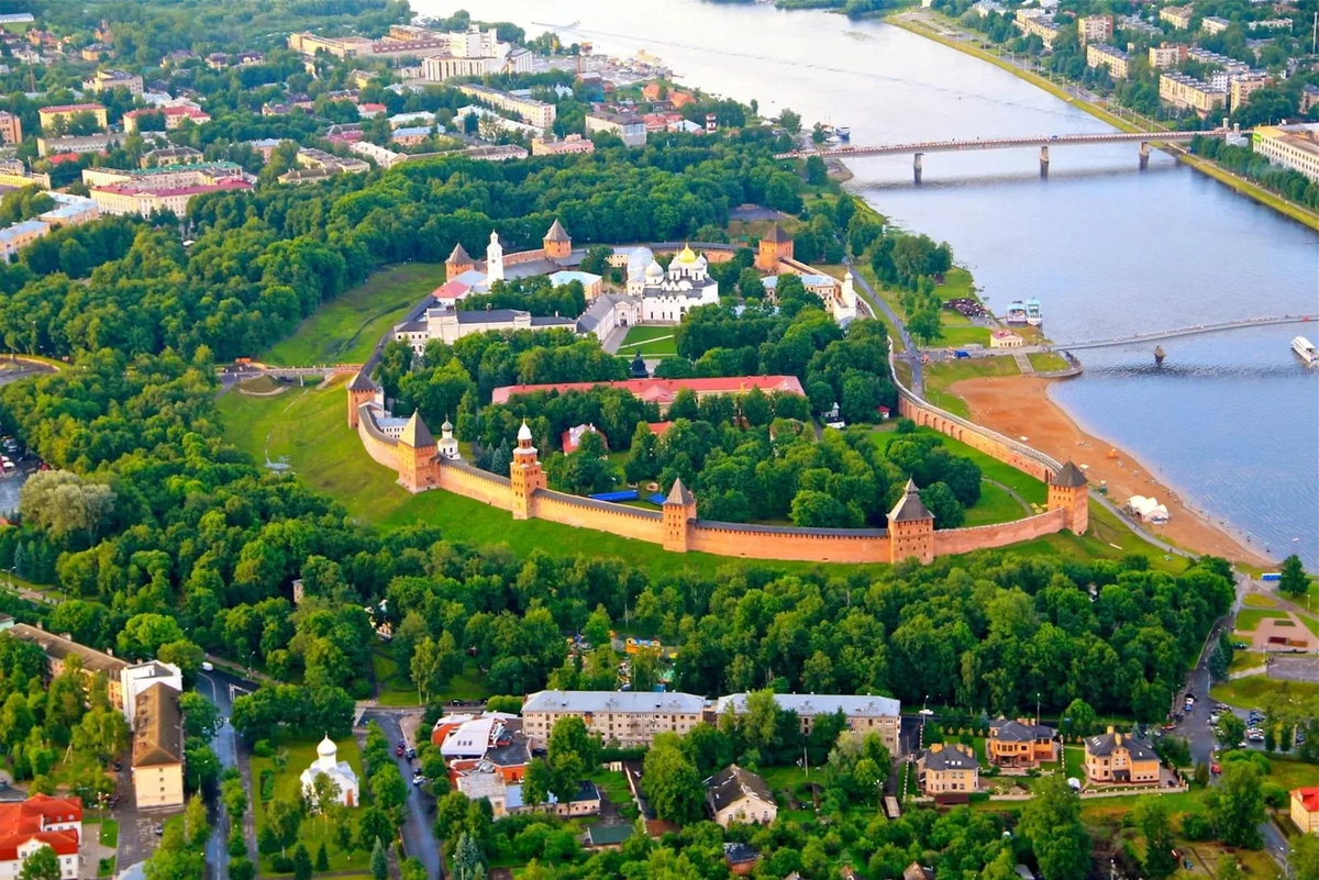 Новгородский Детинец достопримечательности Великого Новгорода. Великий Новгород центр города. Новгородский Кремль Великий Новгород достопримечательности. Великий Новгород Великий Новгород.