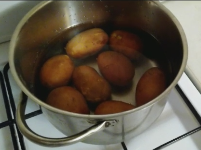 Отвариваем картофель.