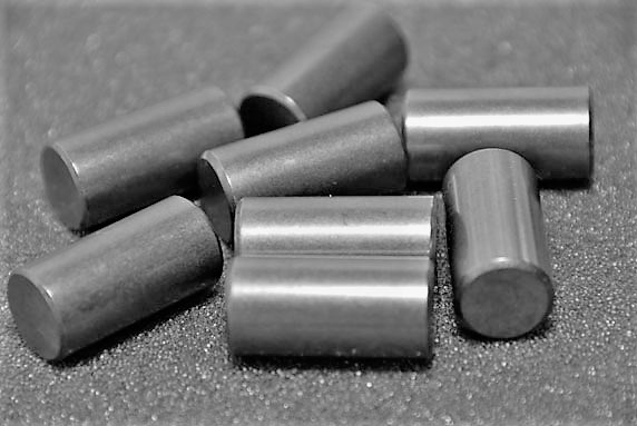 Цилиндрические ролики для подшипников размером с кулак - мы называли Лабаны. 