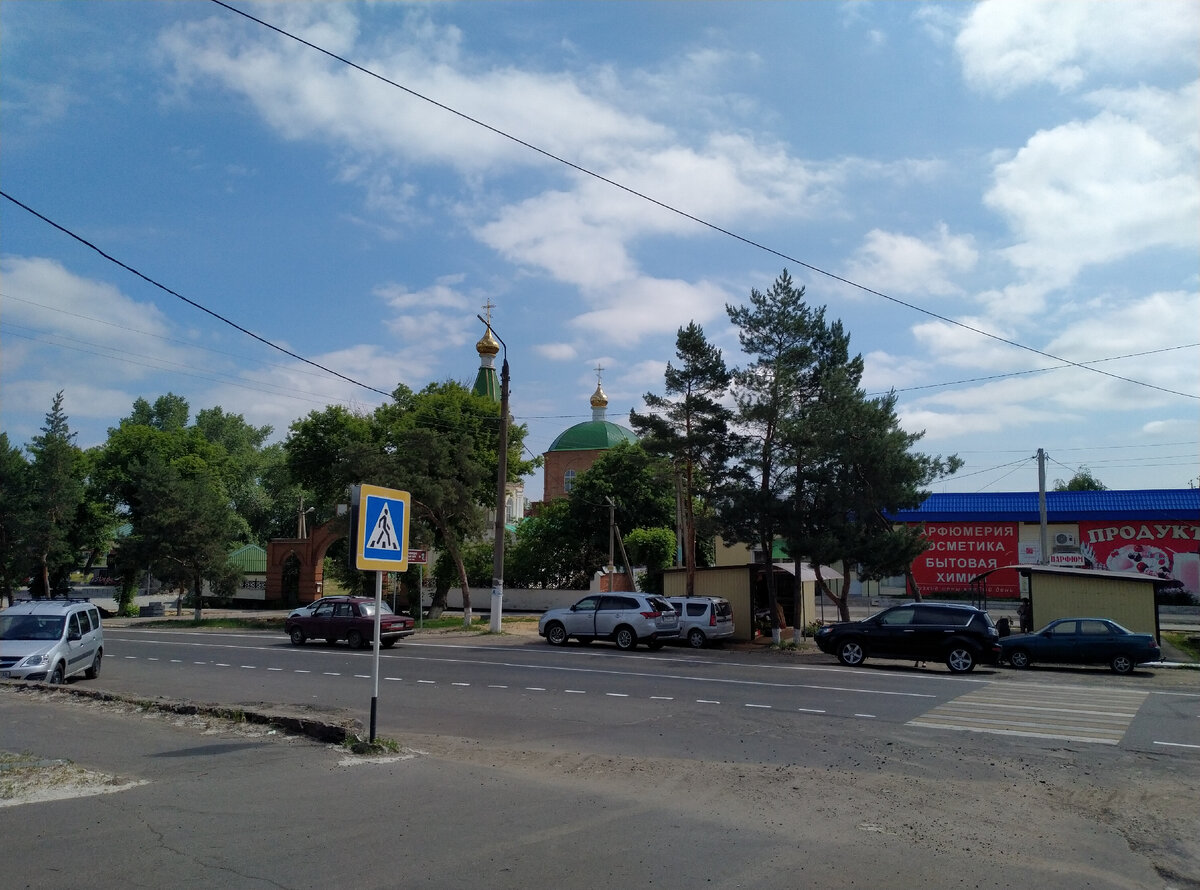 Рядом с МФЦ Магнит, напротив - хозяйственные и садовые магазины и церковь