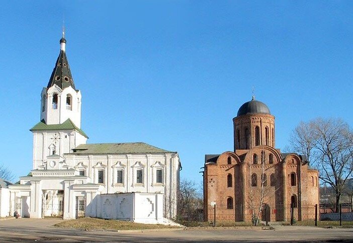 Восстановленный первоначальный облик церкви Петра и Павла (красная). Сравните с фотографией ниже, как она же выглядела в начале ХХ века