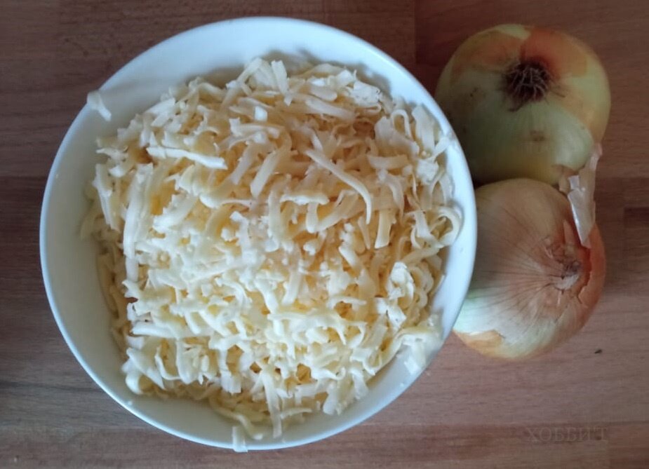 Тертый сыр и лук.