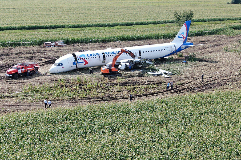 Рейс 333. Самолёт а321 Уральские авиалинии. Эйрбас 321 уральских авиалиний. Самолет Аэробус а321 Уральские авиалинии. U6 321