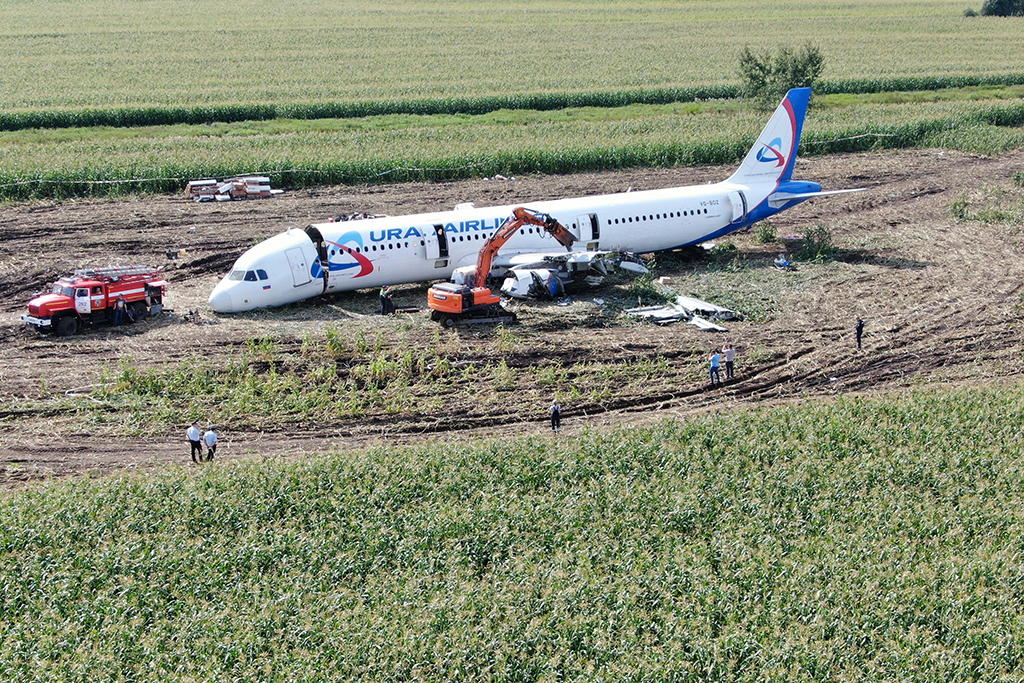 Рейс u6. Самолёт а321 Уральские авиалинии. Airbus a321 посадка. U6-321, Airbus a321. Эйрбас 321 уральских авиалиний.