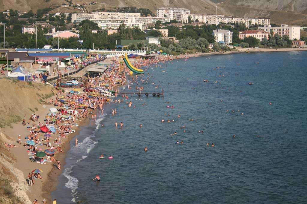 Городской пляж в Орджоникидзе, Крым. Есть все, и всего много, особенно людей (Фото: liol).