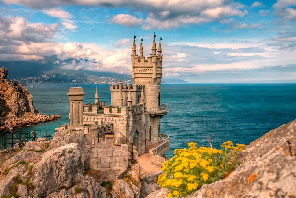 Замок "Ласточкино Гнездо" в Крыму. Фото с сайта www.polis812.ru