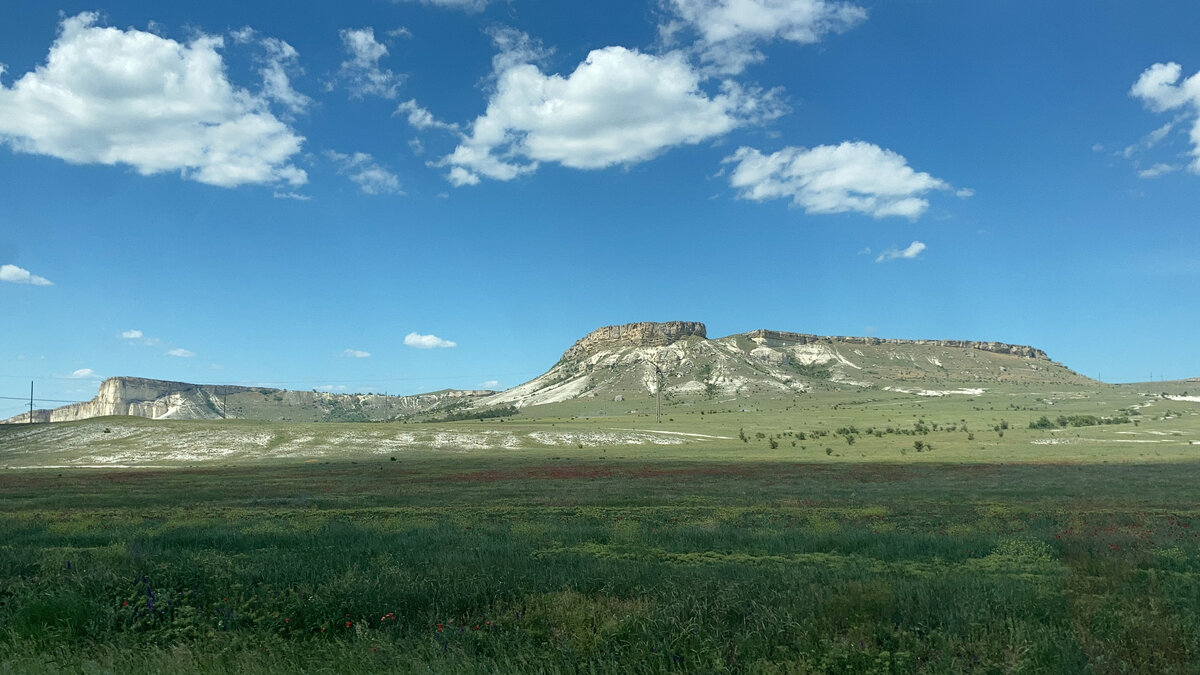 Вид на Белую скалу с трассы