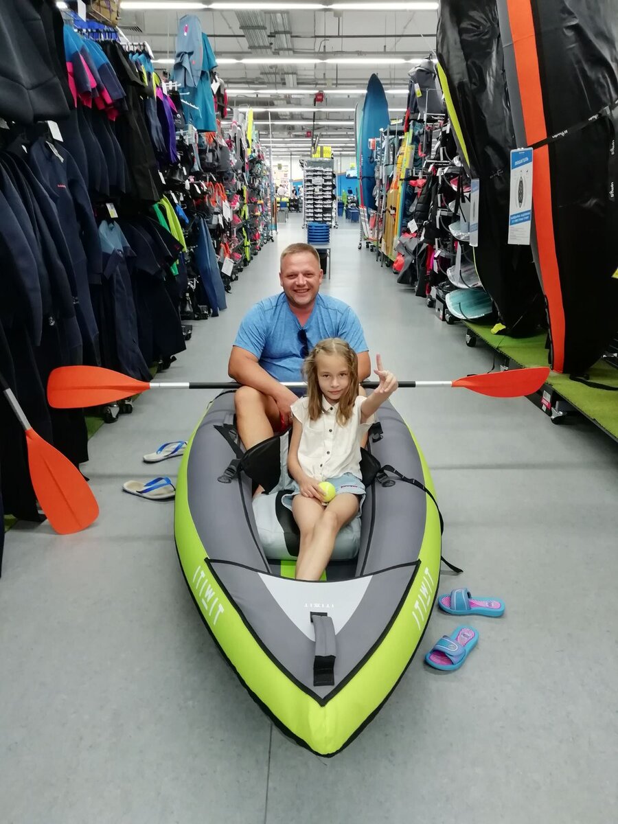 с племянницей мы вдоль и поперек исследовали лодку, на фото двух местная версия. Трешка идет оранжевого цвета.