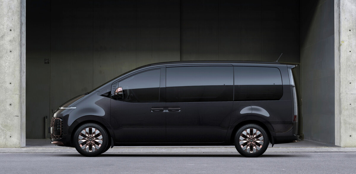 Hyundai Staria: низкая линия остекления добавляет седокам ощущения воздушности. 