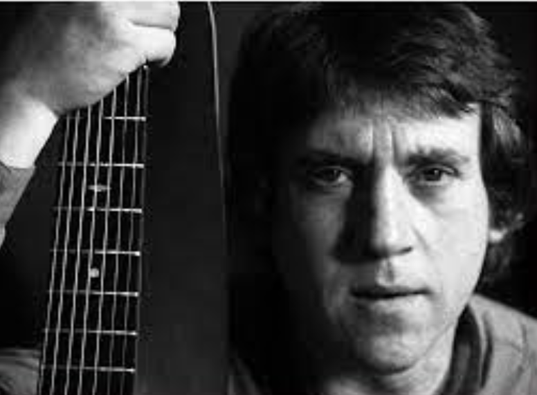 Высоцкий В. С. - поэт, артист, исполнитель песен на собственные стихи.