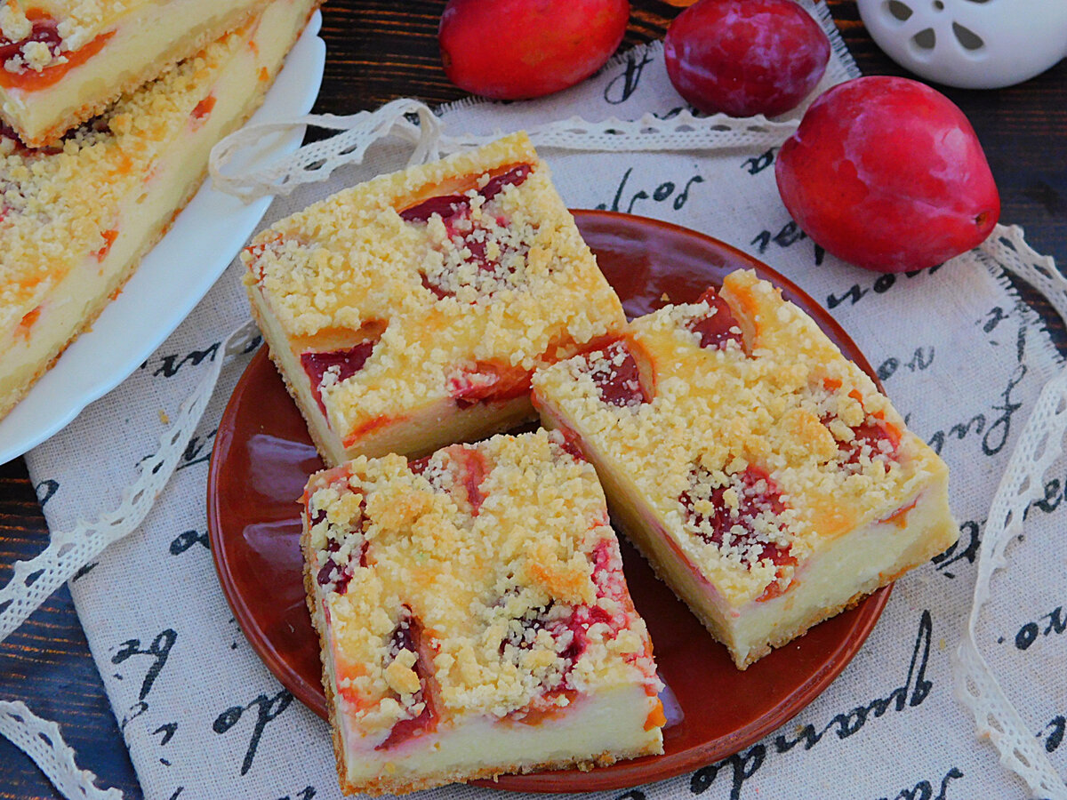 Пирог со сливами и крошкой из теста