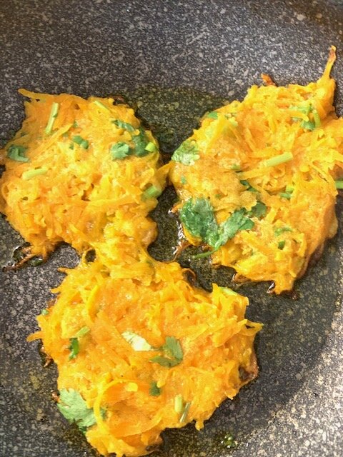 Вот так выглядят драники на сковороде. 