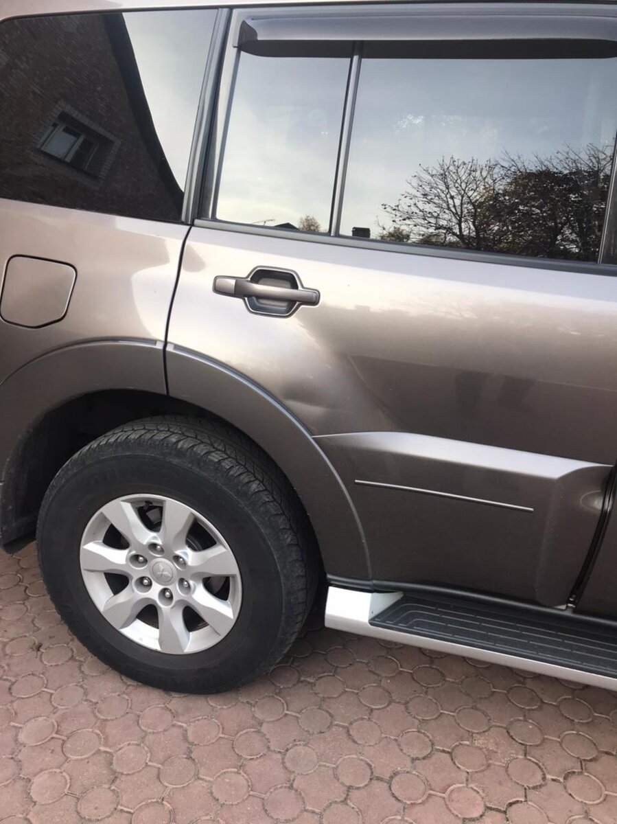 Вмятина на двери Мицубиси