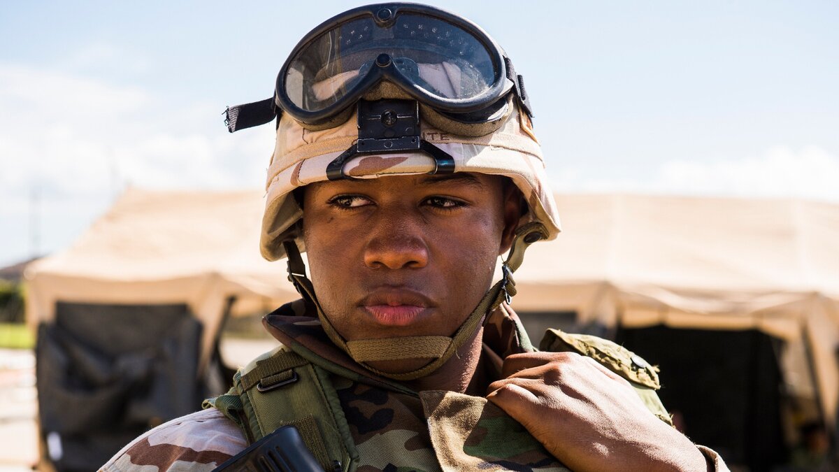 Кадр из фильма "Опасное расследование (2017)"