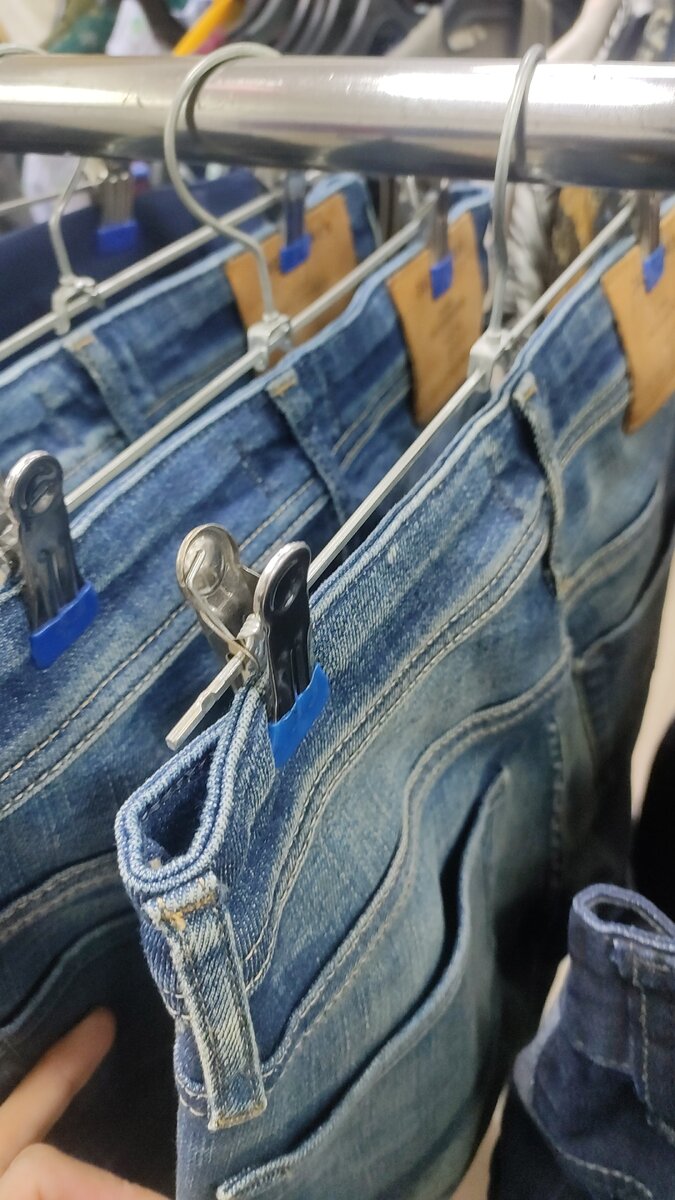 Три пары одинаковых джинс 27 размера) 