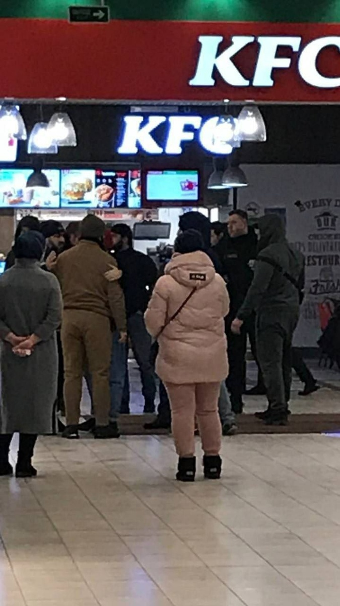 В Подмосковном Путилково ТЦ «Окей» толпа кавказцев избили и поставила русского на колени