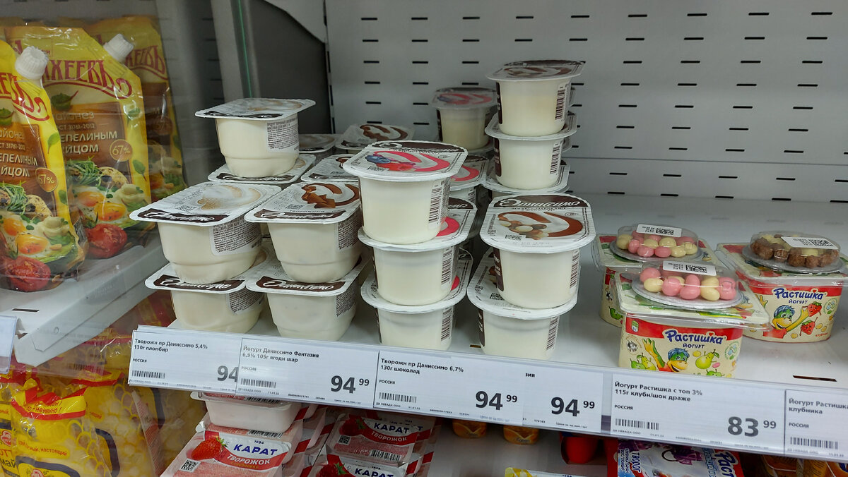 Вот весь выбор йогуртов в магазине. Ограниченное количество вкусов и не много единиц товара.