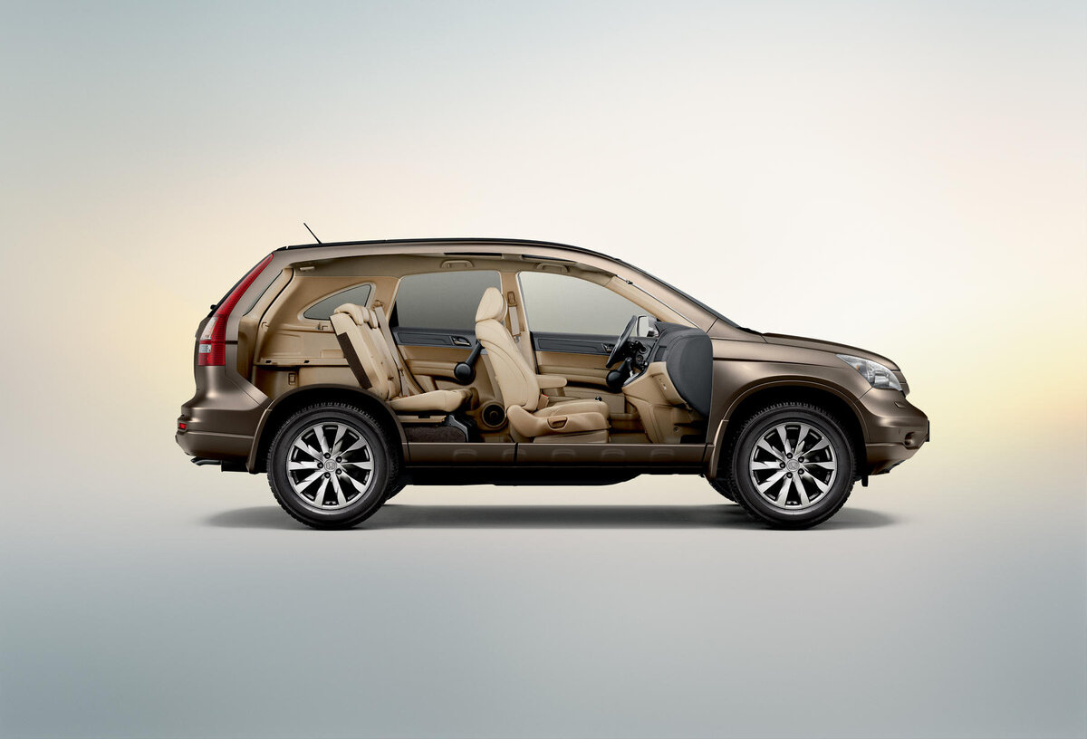 Приобретение автомобиля становится той отправной точкой, которая делит жизнь автовладельца на "до" и "после". "До" - это выбор автомобиля, надежного автосалона, условий покупки (скидки, кредита, страховки). "После" - это техническое обслуживание и ремонт. Что важнее? Я бы утверждала, что именно "после", потому что от того, сколько денег Вы сохраните в своем транспортном средстве в виде его остаточной стоимости, тем выгоднее для Вас будет в целом покупка нового авто. При покупке нового автомобиля владельцу выдается сервисная (гарантийная) книжка. У меня есть знакомый, который приобрел автомобиль за 4 миллиона рублей, но при этом , в силу занятости, не стал ездить к дилеру на регламентное обслуживание. Когда у него случилась поломка - течь бензобака, все расходы понес автовладелец. Автовладелец не только нарушил гарантию, но и понизил рыночную стоимость своего автомобиля, не имея прозрачной истории обслуживания. В условиях кризиса, этот фактор очень важен для покупки машины с пробегом.