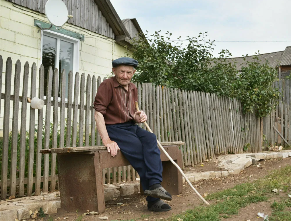 От людей на деревне не. Деревенский дедушка. Старики в деревне. Дед в деревне. На деревню к дедушке.