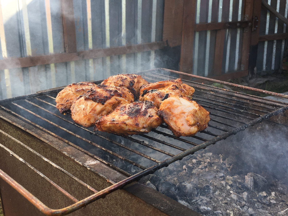 куриные бедра в аджике и майонезе