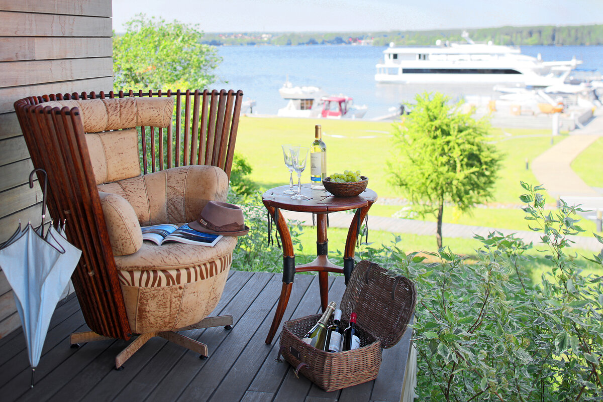 Поворотное кресло Tavarua и кофейный столик Cook Island 