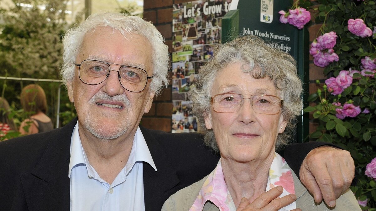    May 27, 2010 - Chelsea, London, England - Character Actor, Musical Comedian Bernard Cribbins with his wife Gillian at The RHS Chelsea Flower Show, London on Monday 24 May 2010. (Credit Image: © UPPA/ZUMA Press/Global Look Press.com)