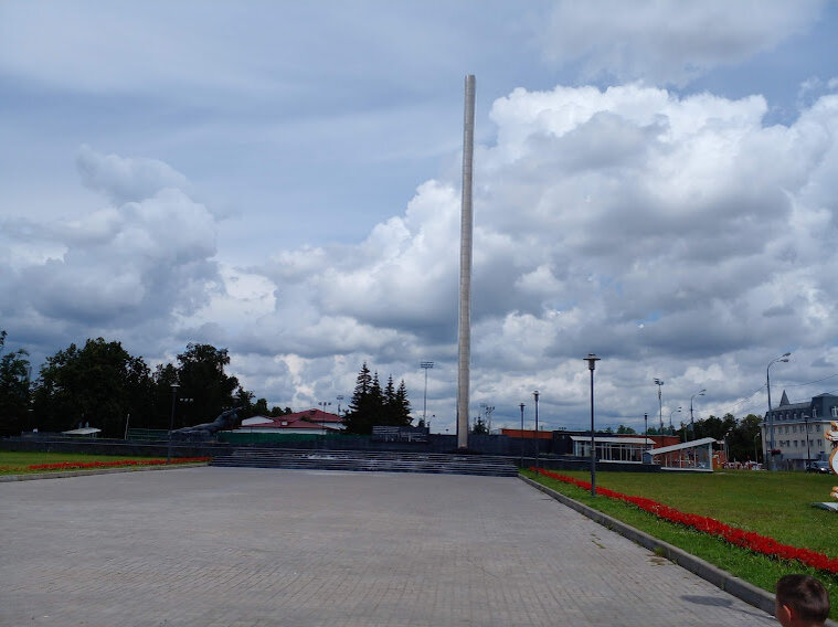 Перед парком памятник неизвестному воину
