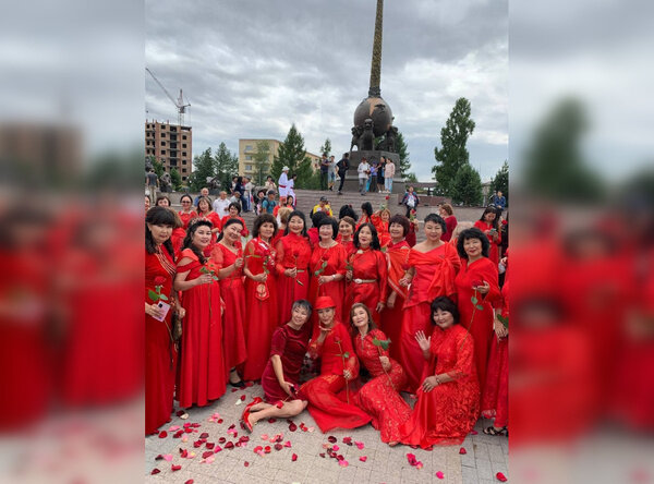 Женщины в красных платьях в Кызыле. Обложка © VK / "ПРОЕКТ В КРАСНЫХ ПЛАТЬЯХ" в городах России