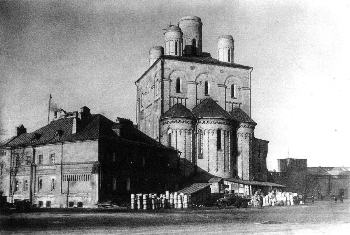 Молокозавод в бывшем соборе Феодоровской иконы Божией Матери. 1930-1940 годы. Фото из открытых источников.