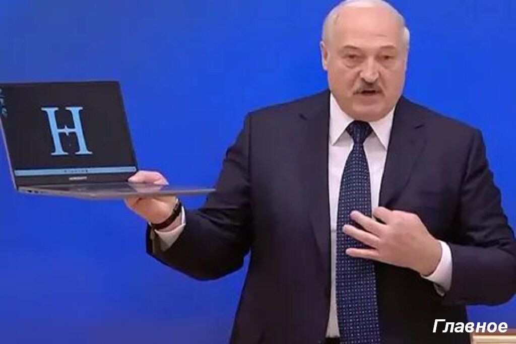 Лукашенко презентует ноутбук. Фото из открытых источников