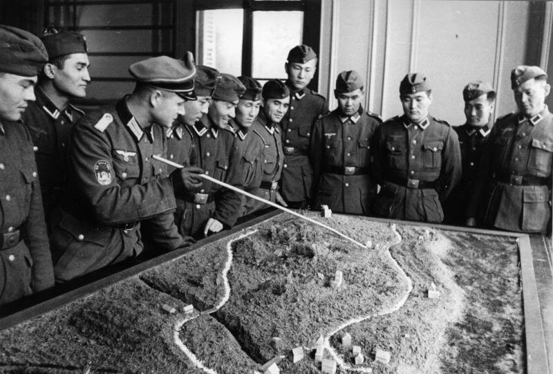 Солдаты Туркестанского легиона во время разрабатывания плана в Нормандии, 1943 год / Федеральный архив Германии 