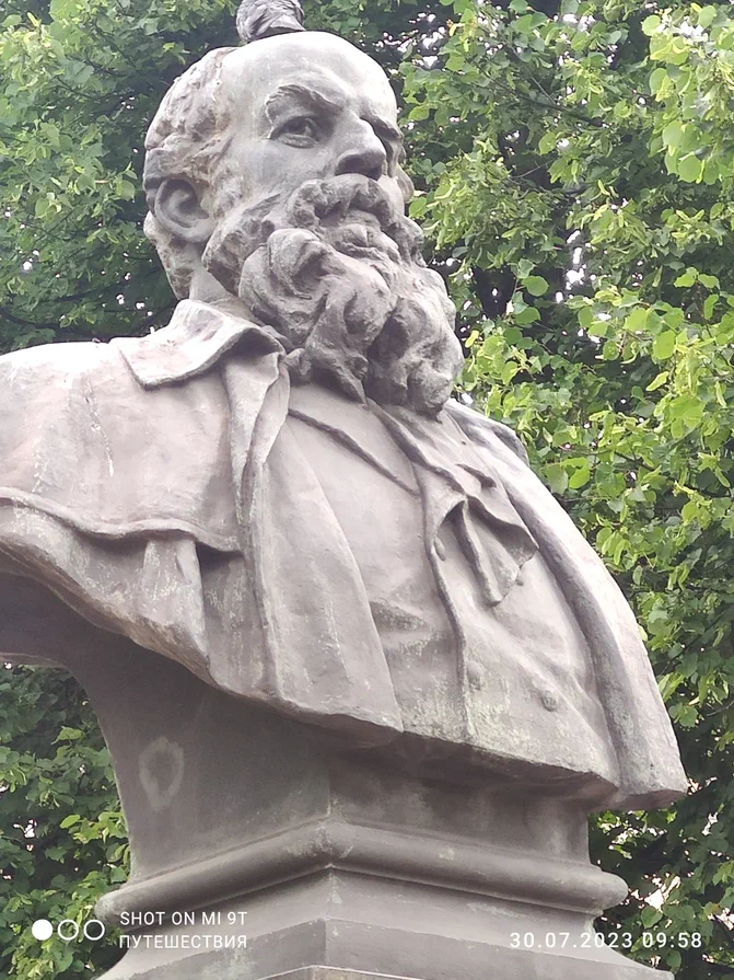 Памятник Верещагину в Череповце. Фото автора (листайте галерею)