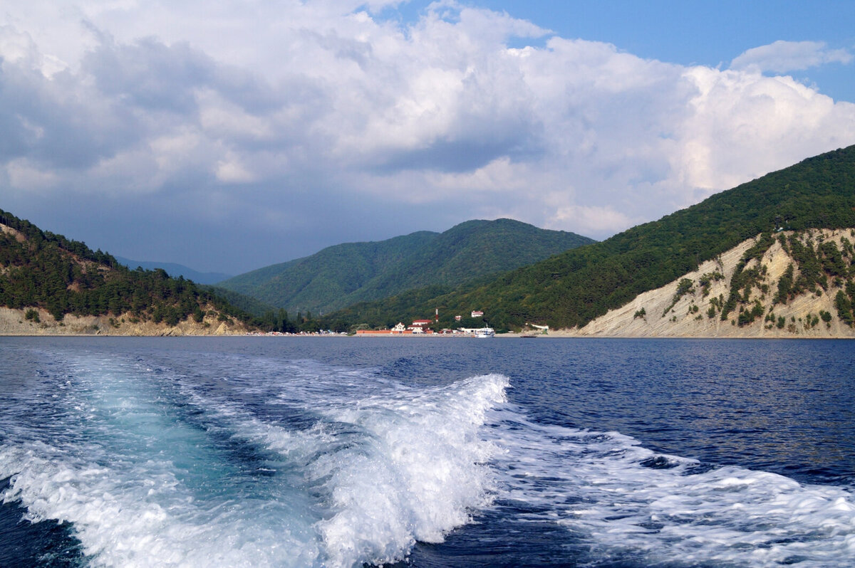 Бухта — это узкая полоса суши у отвесной скалы, покрытой вековыми соснами