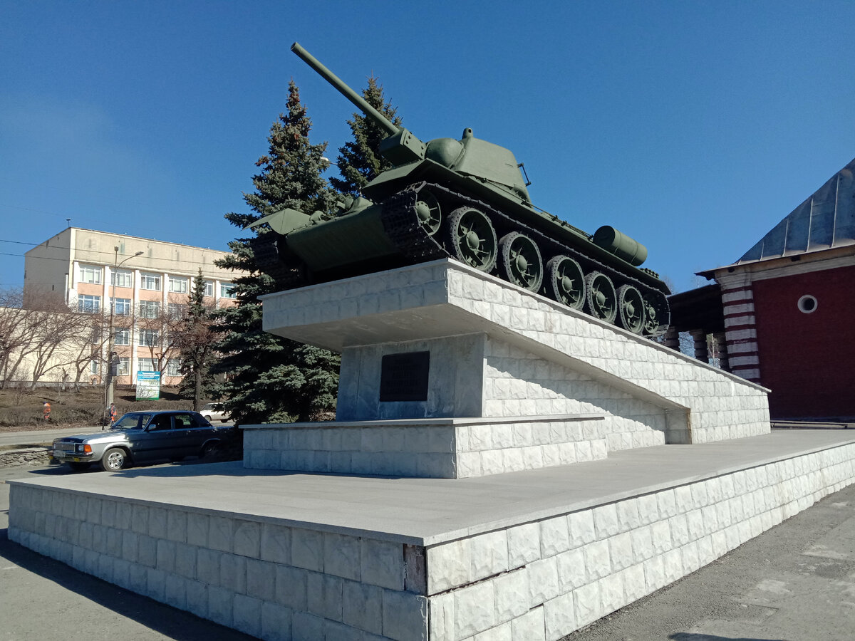 Памятник танку «Т-34». Нижний Тагл. 1975 г. Архитектор А.А. Кузьмин Фото 1980-х гг.
