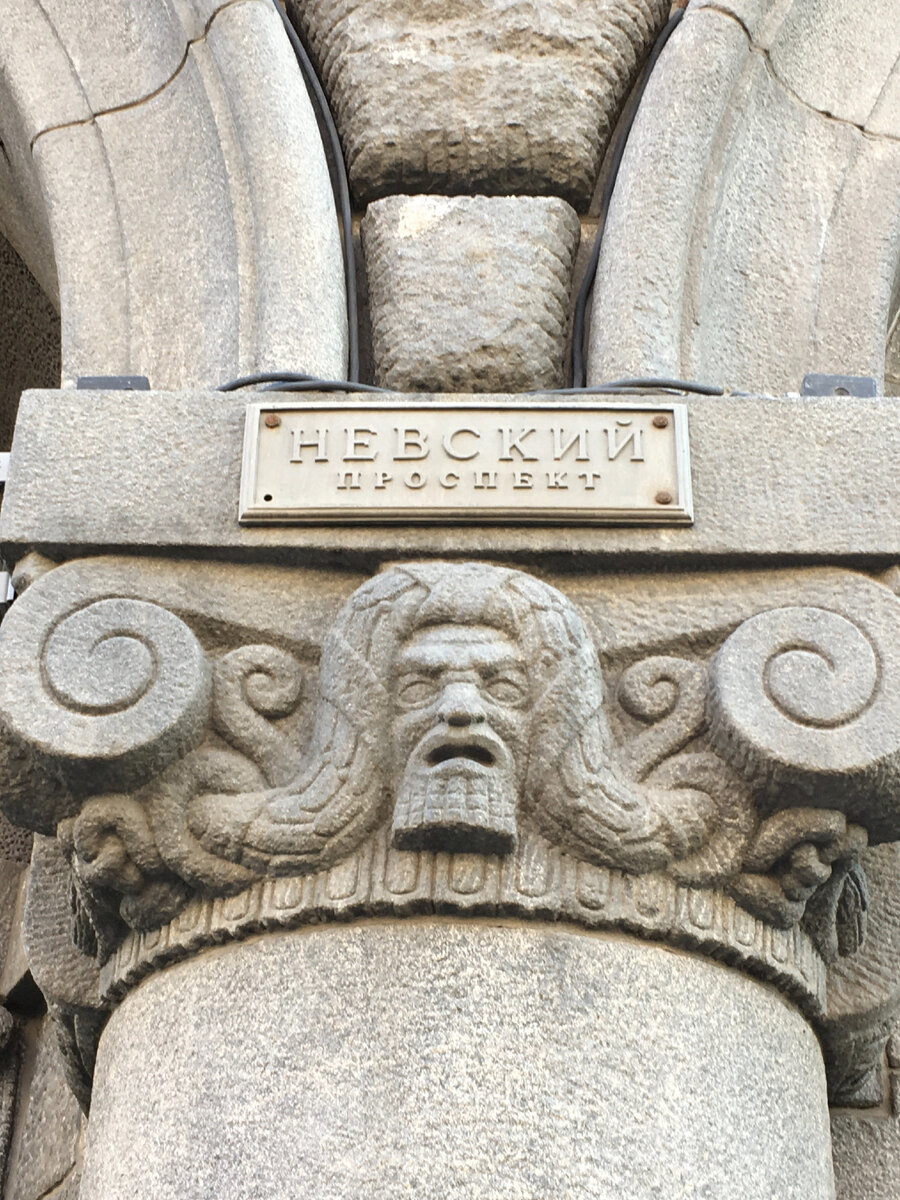 Фасад дома украшен резным орнаментом и многочисленными масками-оберегами