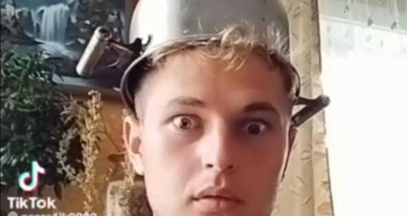 Человек с кастрюлей на голове. Шли в поход снеговики стихотворение. Два два два кастрюле голова. Кастрюля вместо головы. Капитан паника.