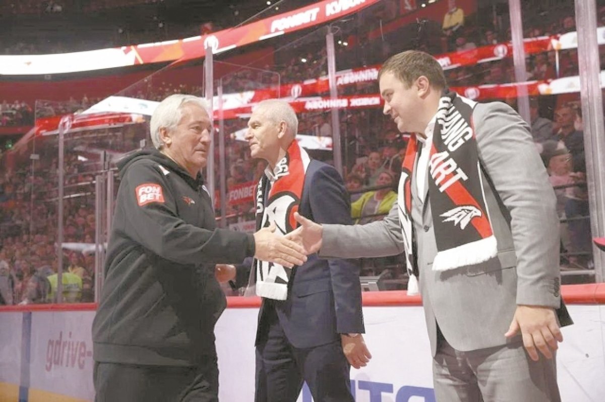    Завершился визит в Омск министра Олега Матыцина посещением хоккейного матча омского «Авангарда».