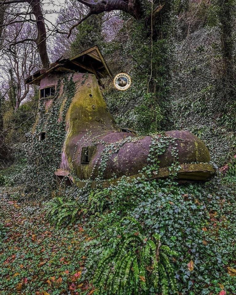 That is incredible.
A boot-shaped house hidden deep in the UK forest.
Это невероятно.
Дом в форме сапога, спрятанный в глубине британского леса.
♦
https://www.facebook.com/AnimalsWorldNatureAndQuotes/posts/pfbid0aAmvpg6d17hrNFJnoHKfzC2Gsa96o7obKLPbxKRzNt9xfJhWAeuCfZS5jE1gbHJnl