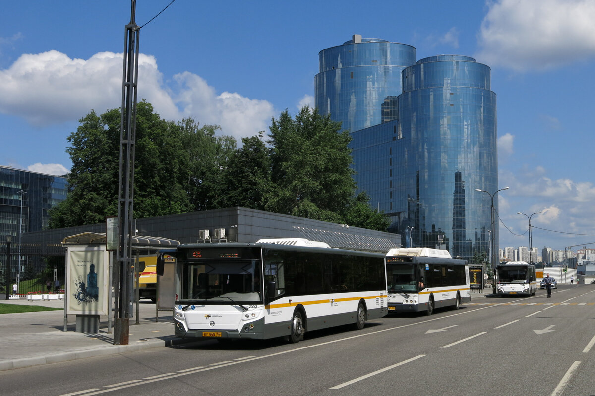 Автобусы возле Дома Правительства Московской области в Красногорске.