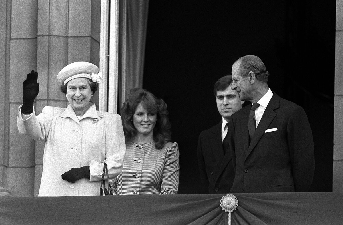    Апрель 1986 года, королева Елизавета, Сара Фергюсон, принцы Эндрю и Филипп: отношения с БКС ещё прекрасныеlegion-media