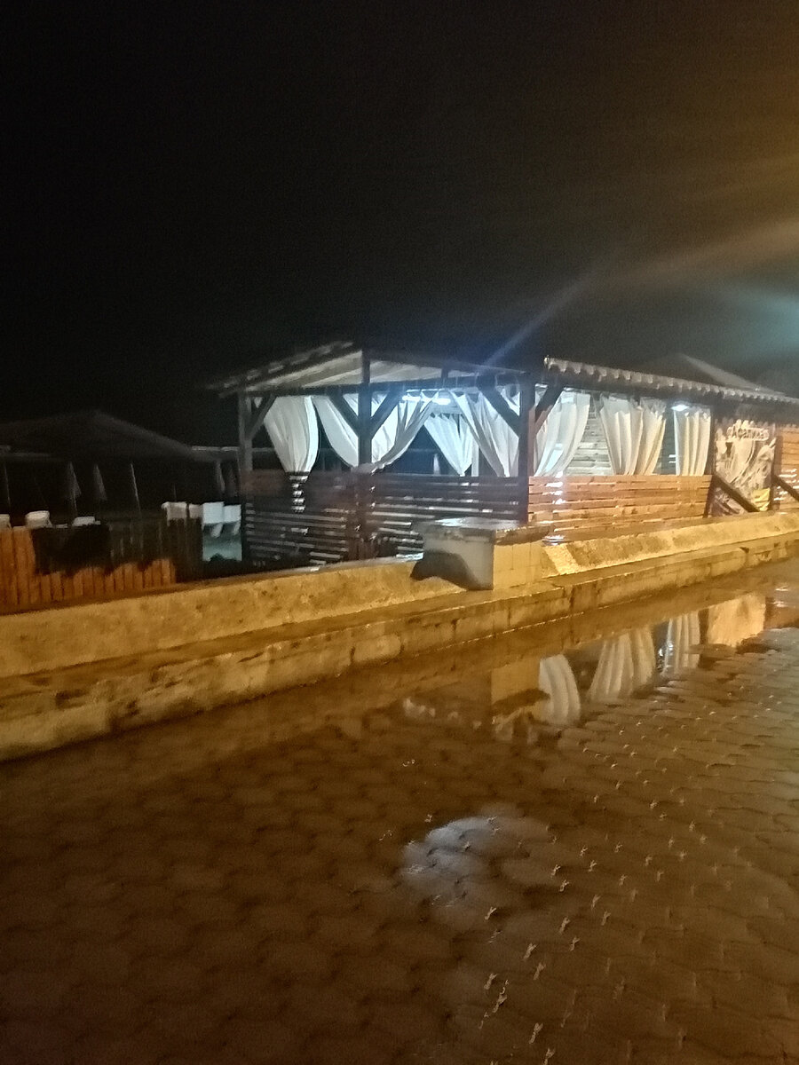 Какая-то прибрежная кафешка