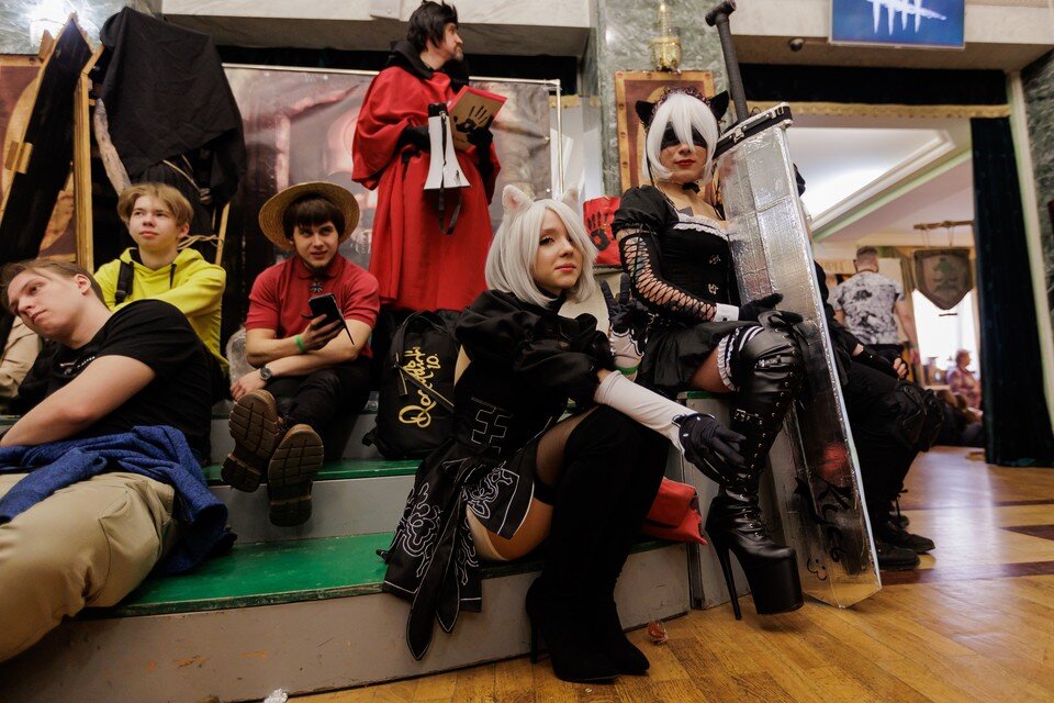     ДК ЖД заполонили сотни людей в ярких образах. Валерий ЗВОНАРЕВ