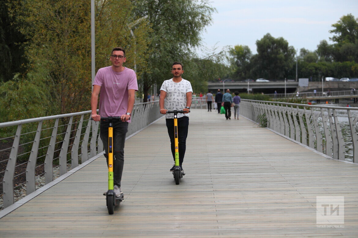 ​Было бы логично, если бы самокаты передвигались по велосипедным дорожкам, на них опасно ездить по тротуарам. У нас же слабо развита велосипедная среда. Фото: © Михаил Захаров / «Татар-информ»