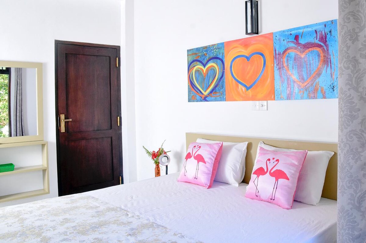 это наша комната,у нас свой сан.узел в комнате двух спальная кровать есть вешалка для одежды, вентилятор (иногда не хватает кандёра, так как в некоторые дни бывает очень жарко), есть также зеркало разные полочки и стол вдоль стены за которым можно работать(пастельное белье и полотенца предоставляет тоже хозяин виллы) 