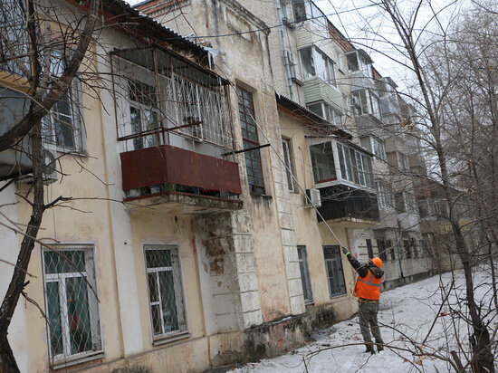     Коммунальщики приступили к активной очистке кровель от сосулек в Хабаровске. ФОТО: мэрия Хабаровска